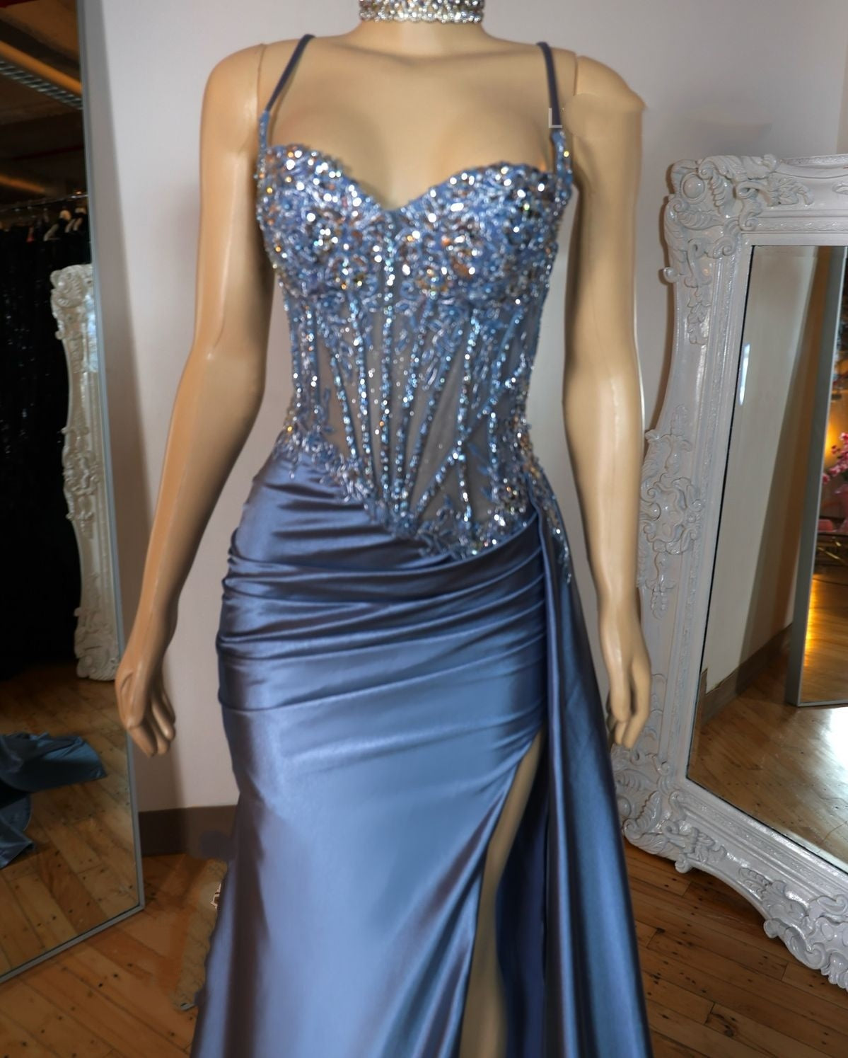 Robe de bal longue à bretelles spaghetti, en satin bleu poudré, ornée d'appliqués et fendue, modèle Blue Mermaid AB1681
