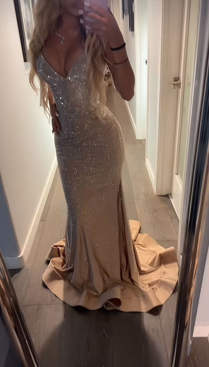 Robe de bal sirène sexy en satin doré fendue, col en V et perles AB641