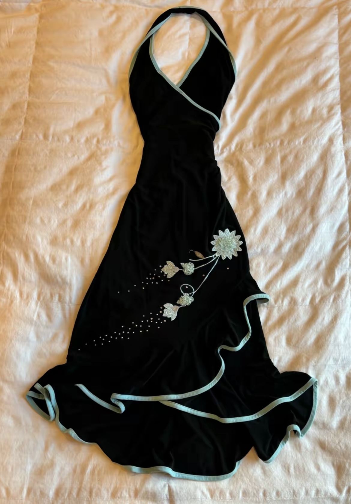 Robe de bal mi-longue fourreau noire vintage sans manches années 80 N2355