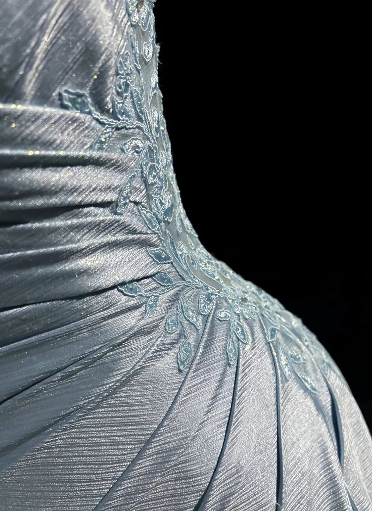 Elegantes blaues Spaghettiträger-Abendkleid mit plissiertem Herzausschnitt, sexy rückenfreiem Meerjungfrauenschnitt und perfekter Silhouette für Promi-Bankette und Abendveranstaltungen AB987