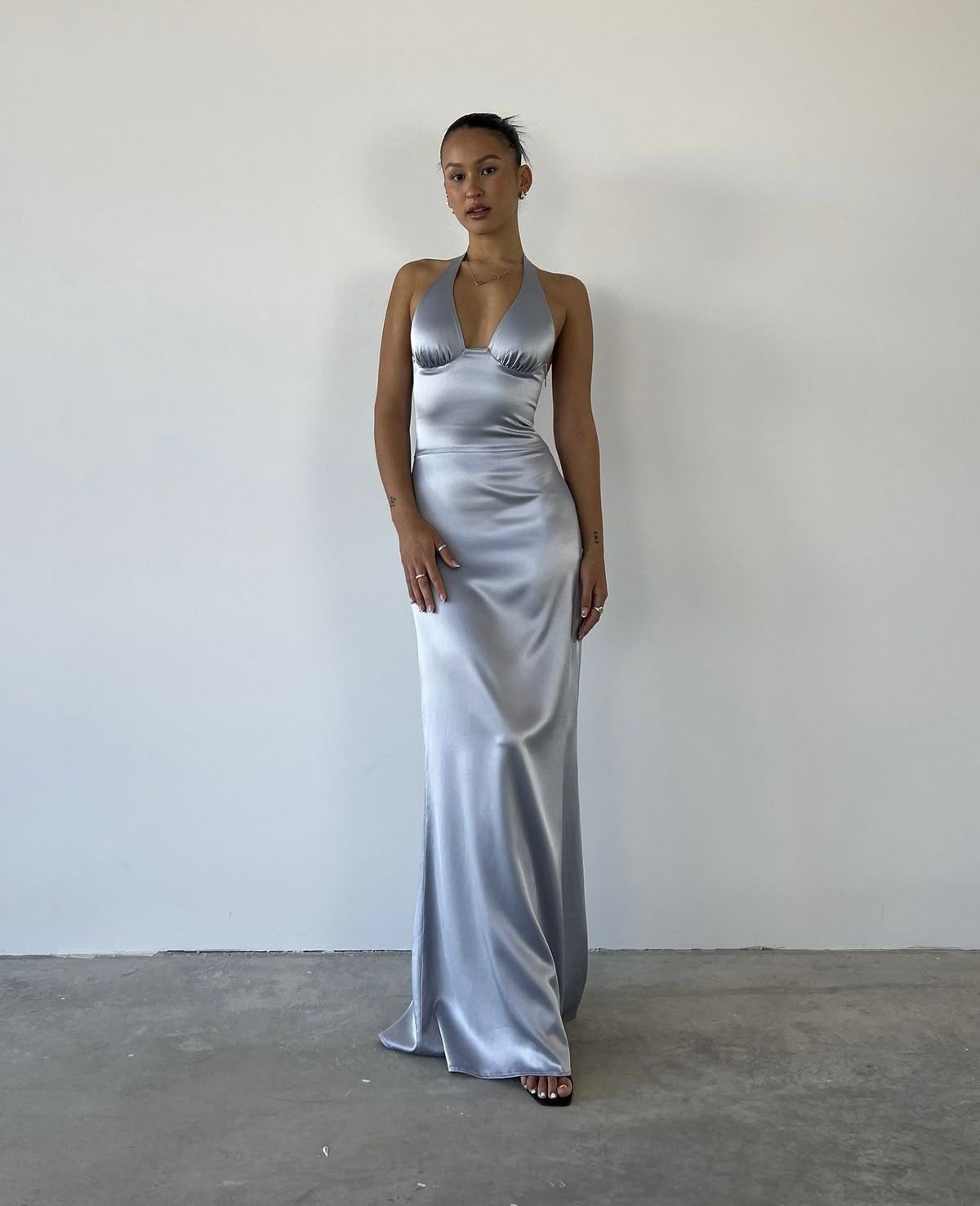 Robe de soirée sirène dos nu en satin bleu ciel clair, longue, idéale pour l'été, la plage ou un bal de promo (N1394).