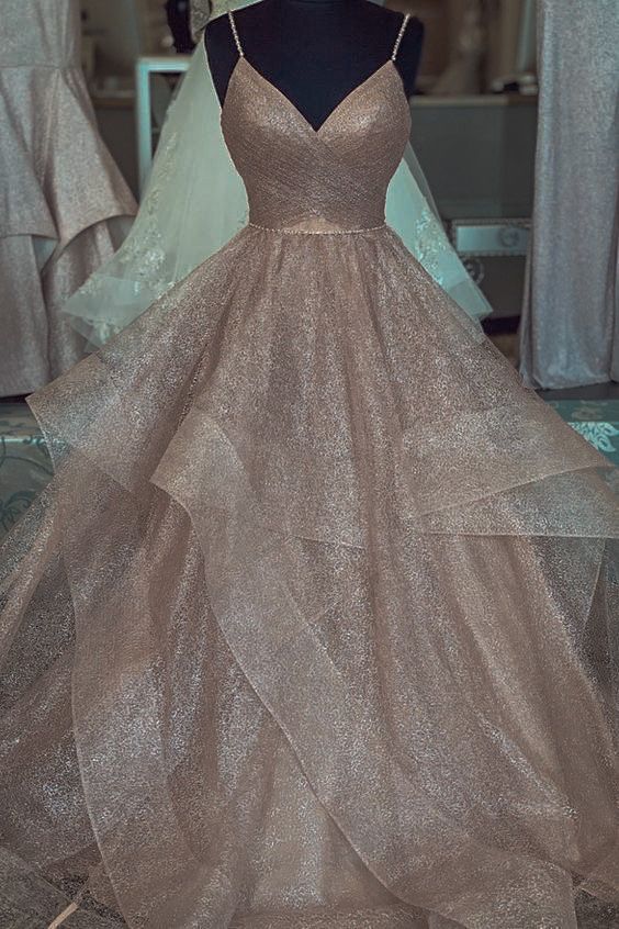 Elegantes Ballkleid mit Spaghettiträgern aus champagnerfarbenem Tüll – Ästhetisches langes Abendkleid für Abschlussball und Tanz N050