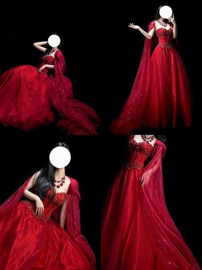 Robe de bal élégante en tulle rouge à décolleté cœur et cape ornée de perles, longueur au sol. Inspiration robes de bal longues N1196