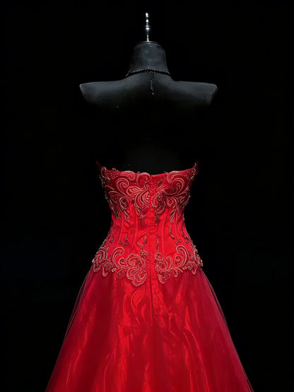 Robe de bal élégante en tulle rouge à décolleté cœur et cape ornée de perles, longueur au sol. Inspiration robes de bal longues N1196