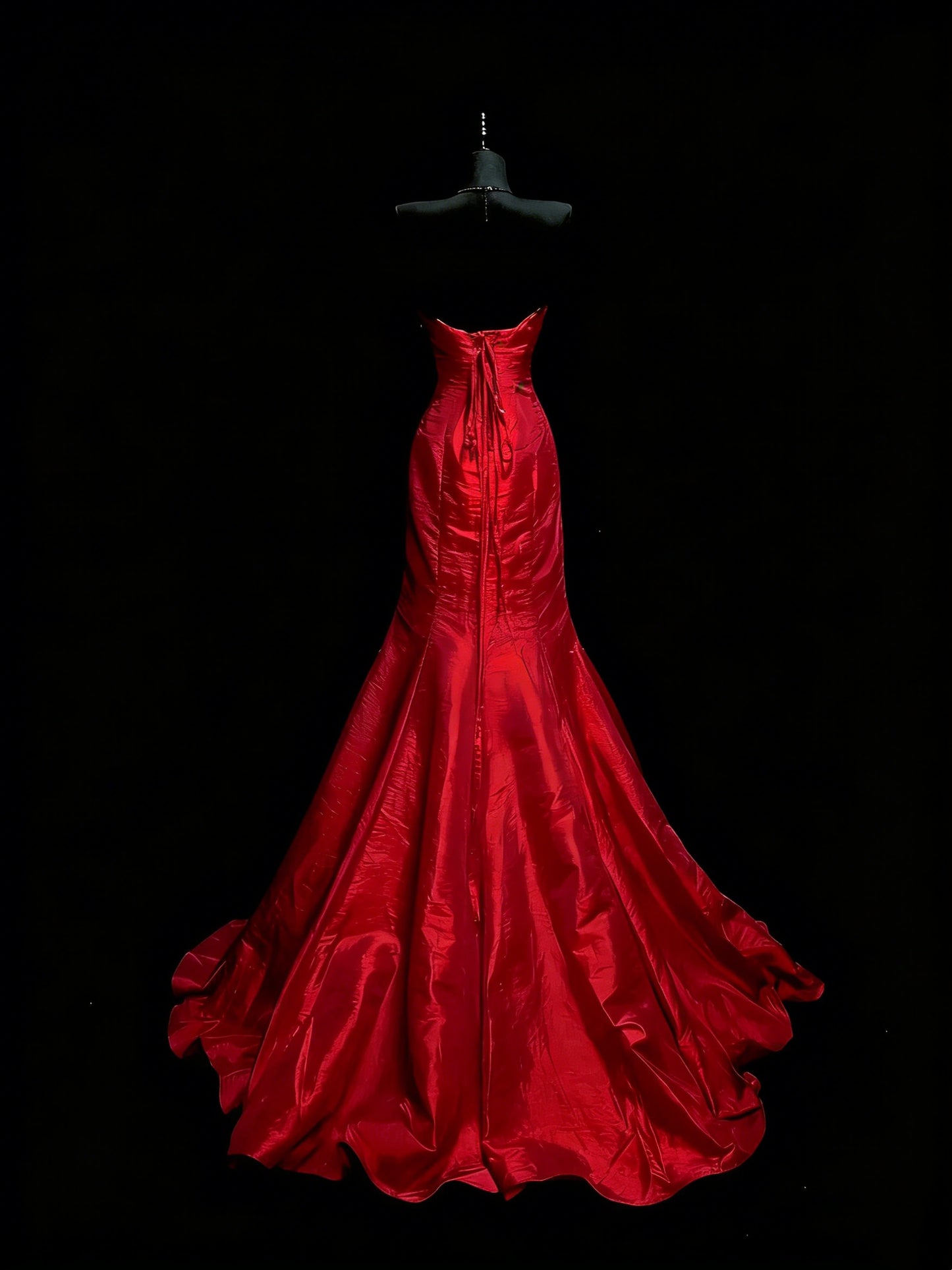 Robe de bal longue sirène élégante en satin rouge ornée de perles et froncées, modèle N1197