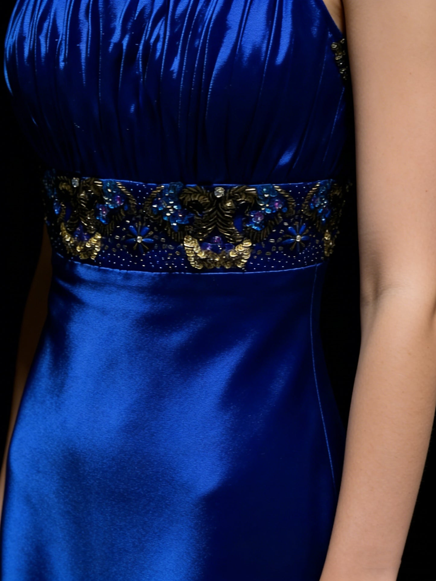 Robe de bal longue en satin bleu roi, coupe trapèze, col carré et corsage orné de perles, idéale pour les jeunes filles en quête d'une tenue de soirée ou de remise de diplômes (N1198).
