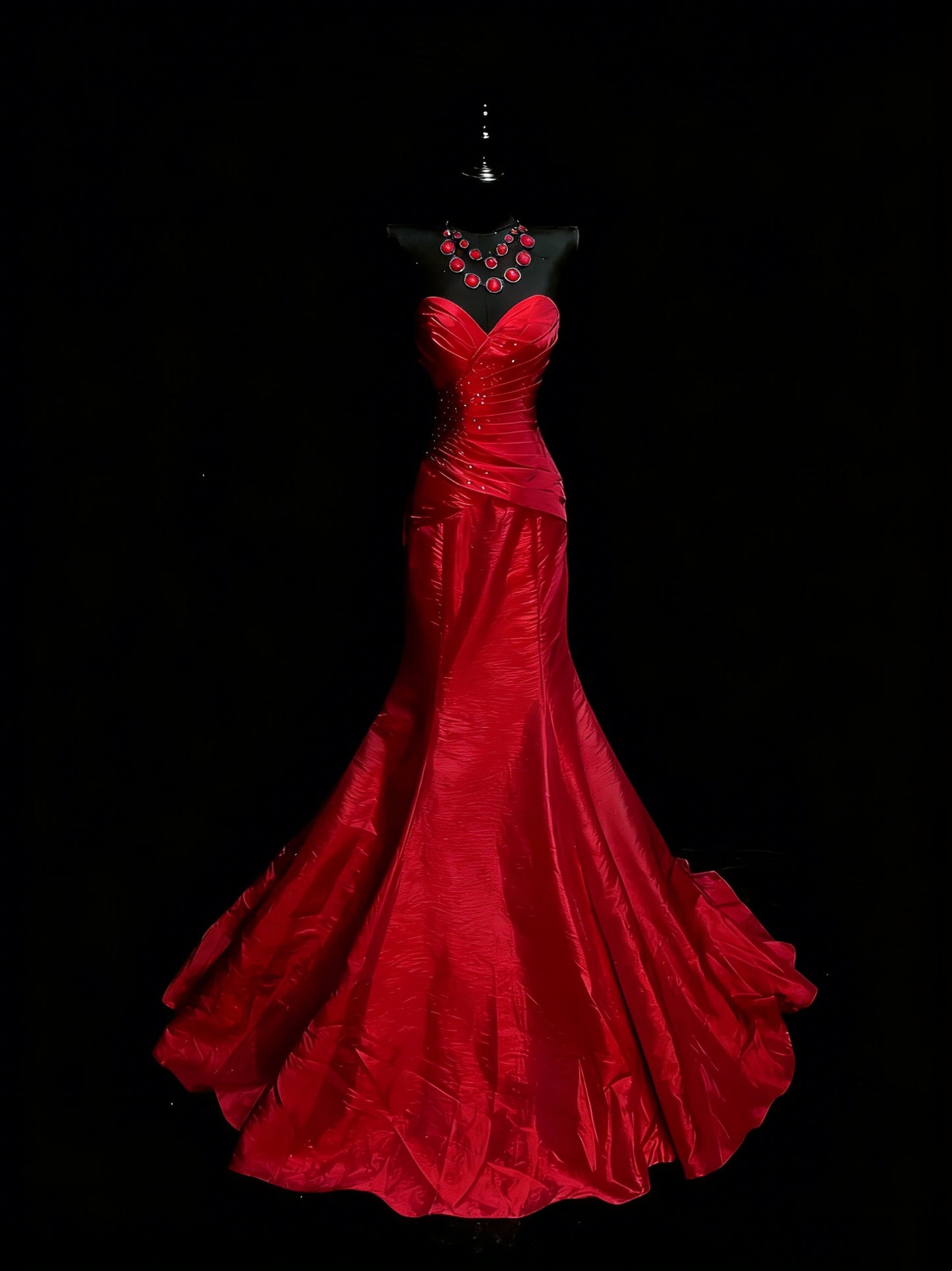Robe de bal longue sirène élégante en satin rouge ornée de perles et froncées, modèle N1197