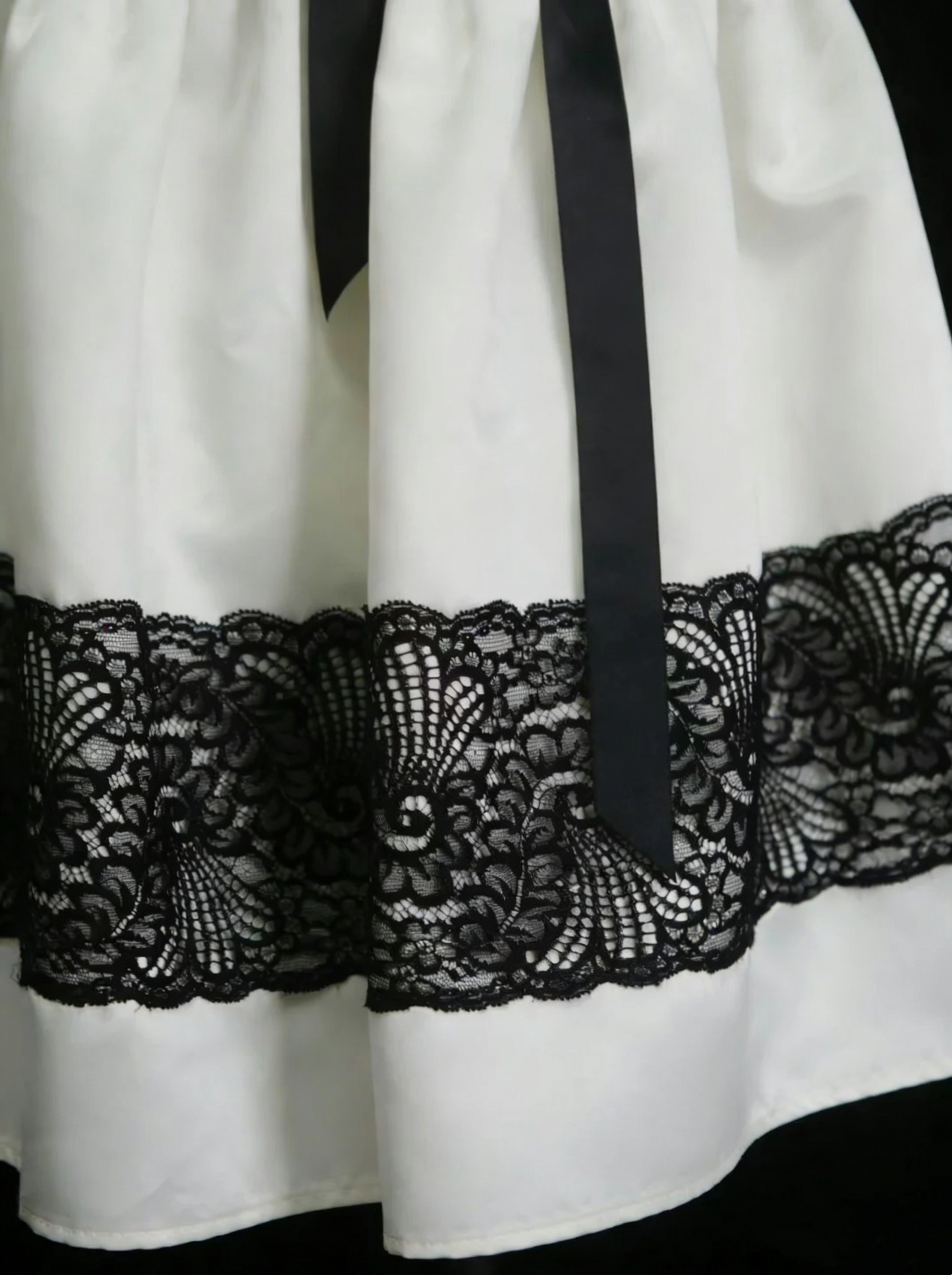 Robe bustier trapèze unique en satin ivoire avec dentelle noire, inspirée des robes de bal des années 2000, référence N1444