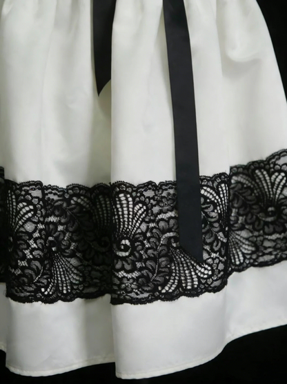 Robe bustier trapèze unique en satin ivoire avec dentelle noire, inspirée des robes de bal des années 2000, référence N1444
