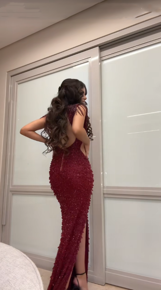 Robe de bal longue sirène bordeaux à col en V et corsage orné de sequins et de perles, modèle AB355