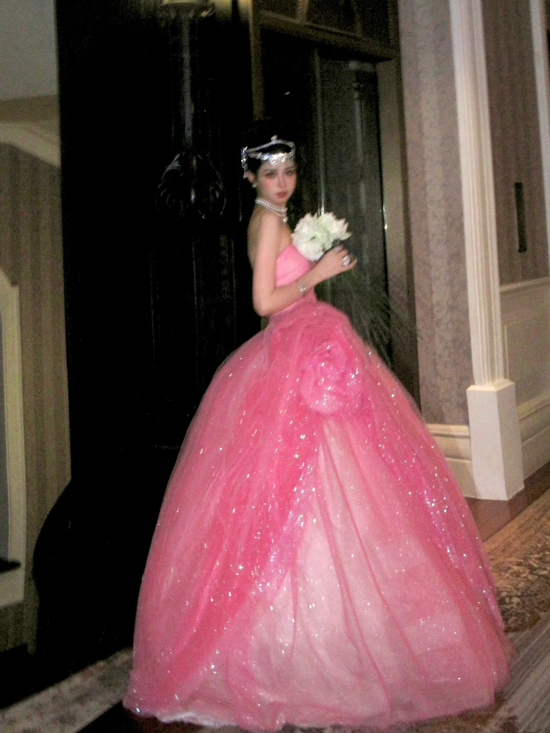 Glitzerndes, trägerloses, langes, pinkfarbenes Pailletten-Ballkleid für Quinceañera, Geburtstag, Sweet 15 und 16 (Luxus-Outfit Nr. 74)