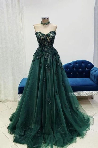 Robe de bal longue en dentelle verte, coupe trapèze, décolleté cœur, modèle AB459