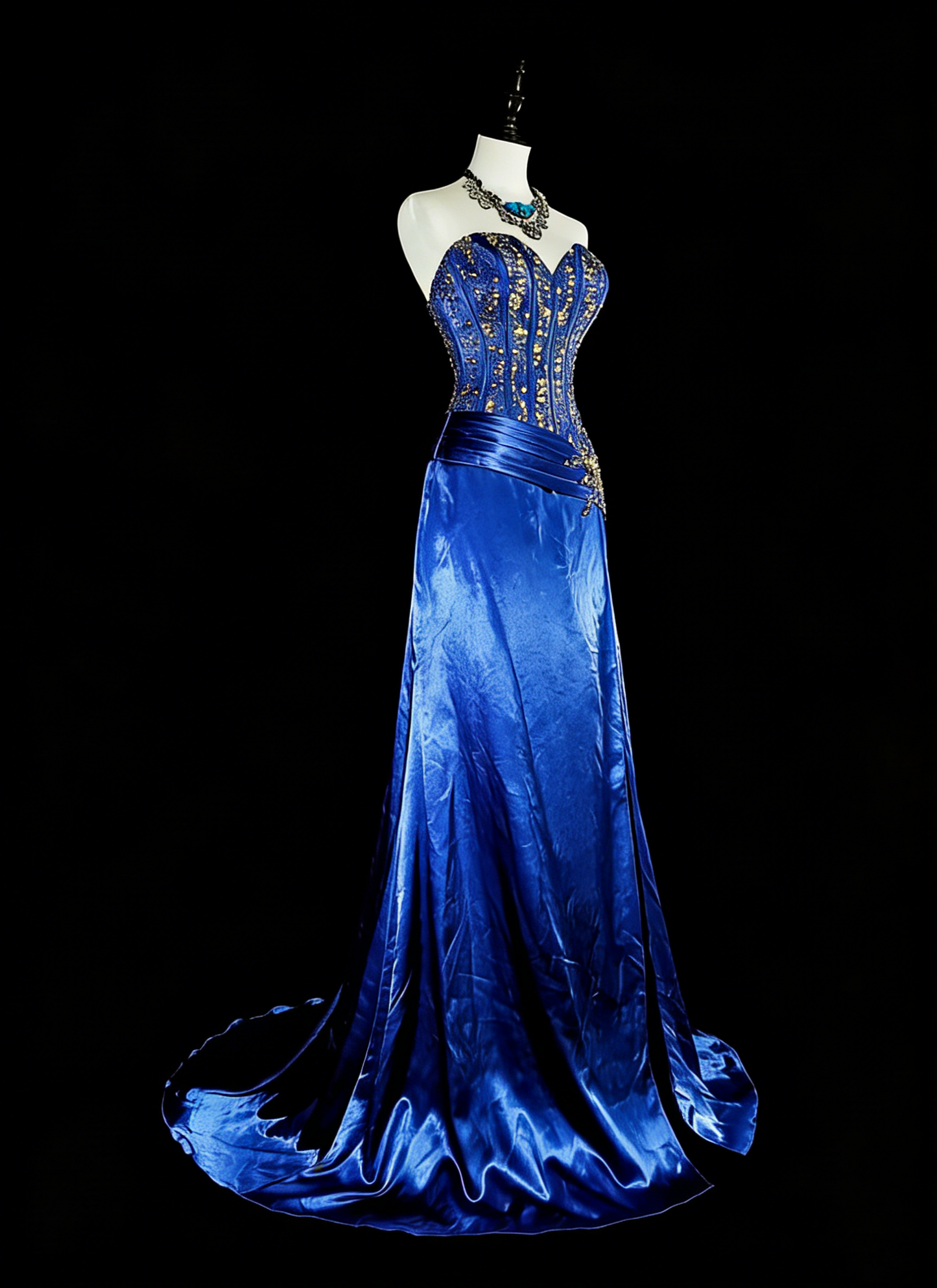 Robe de bal longue vintage bleu roi en satin, coupe trapèze, décolleté cœur, années 70, ornée de perles, référence N1831