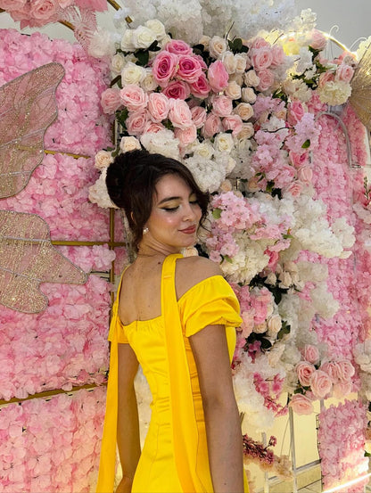 Magnifique robe de bal jaune fourreau en satin, épaules dénudées, fente haute et foulard inclus AB190
