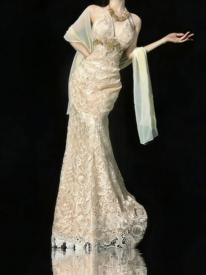 Robe de bal longue en dentelle champagne, coupe trapèze, col en V, style sobre, idéale pour les jeunes filles (N1187)