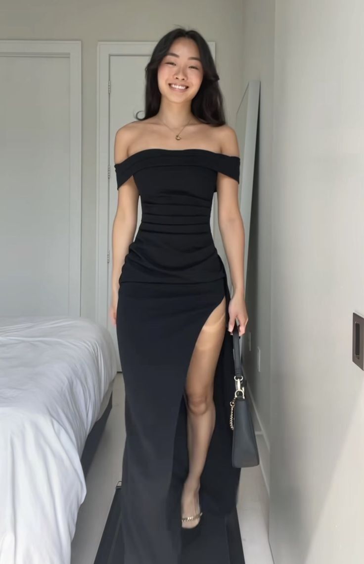 Robe noire élégante et simple à épaules dénudées - Inspiration pour une tenue de bal de promo ou une longue tenue pour un 18e anniversaire (AB2389)