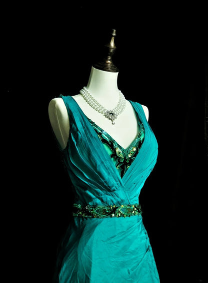 Robe de bal longue verte, coupe trapèze, col en V et corsage orné de perles, idéale pour les jeunes filles (N1296).