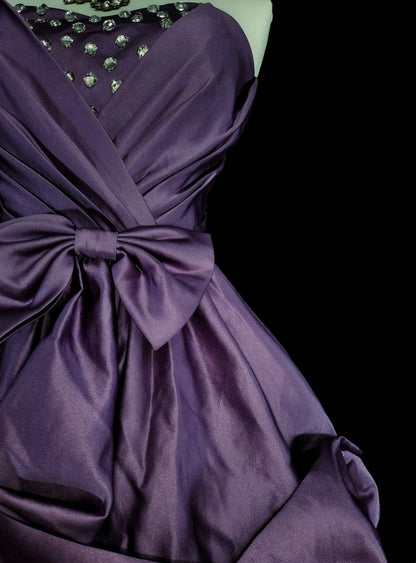 Einzigartiges Ballkleid mit Herzausschnitt, lila Satin, inspiriert von den 2000er Jahren, Homecoming-Kleider, kurze Inspiration, N1746