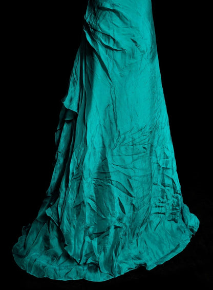 Robe de bal longue verte, coupe trapèze, col en V et corsage orné de perles, idéale pour les jeunes filles (N1296).