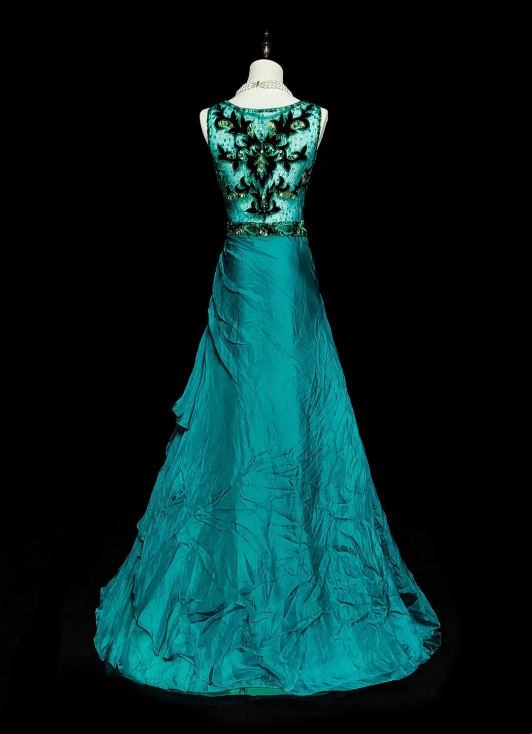 Robe de bal longue verte, coupe trapèze, col en V et corsage orné de perles, idéale pour les jeunes filles (N1296).