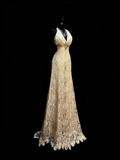 Robe de bal longue en dentelle champagne, coupe trapèze, col en V, style sobre, idéale pour les jeunes filles (N1187)