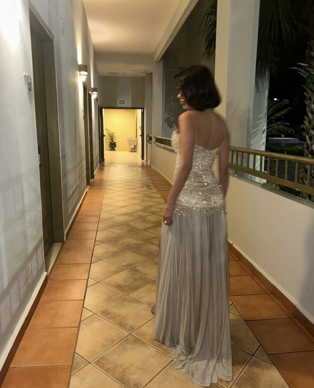 Elegantes, langes A-Linien-Abendkleid aus champagnerfarbenem Chiffon mit Herzausschnitt, tiefer Taille und Perlenbesatz – perfekt für Partys, den 18. Geburtstag oder als Abschlusskleid (Modell N903).