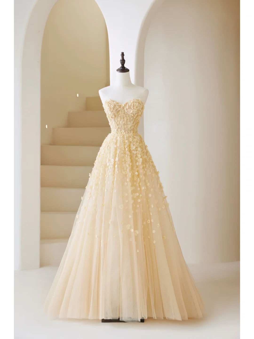 Elegantes Ballkleid mit Herzausschnitt, gelber Tüll mit Blumenmuster, langes Abendkleid, bezauberndes Partykleid, modisches Hochzeitsgastkleid AB1008