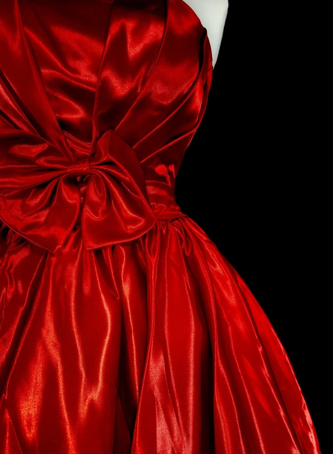 Robe de bal unique sans bretelles en satin rouge, inspiration années 2000, robes de bal courtes, inspiration robes de soirée N1749