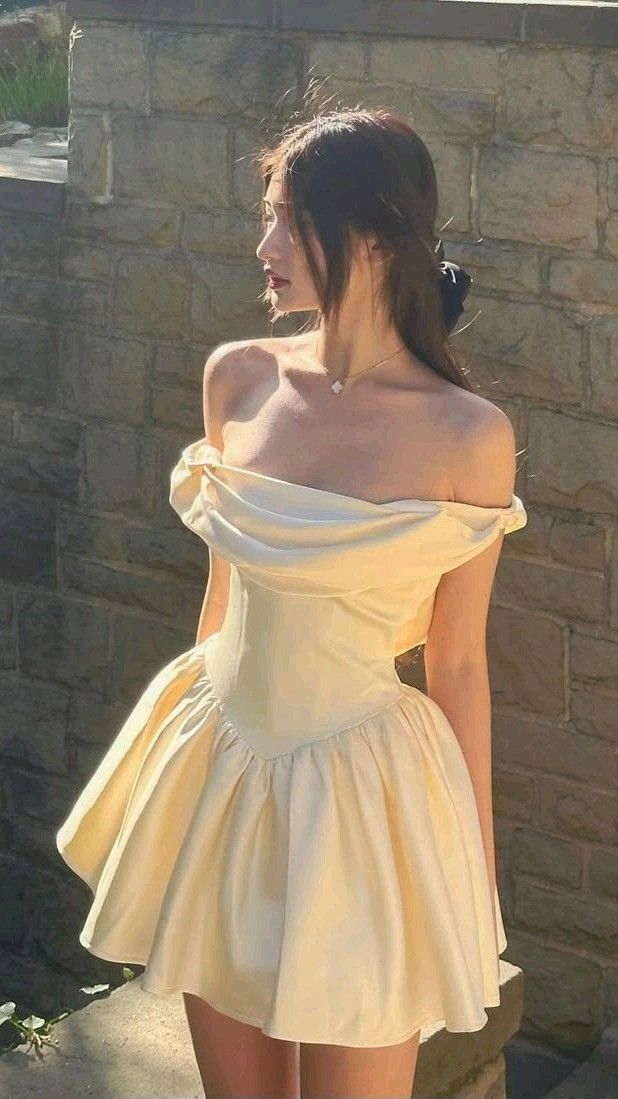 Mini-robe de bal de fin d'année sexy coupe trapèze à épaules dénudées en satin jaune clair pour le collège et le lycée, robe de rentrée scolaire pour 8e année RB3415
