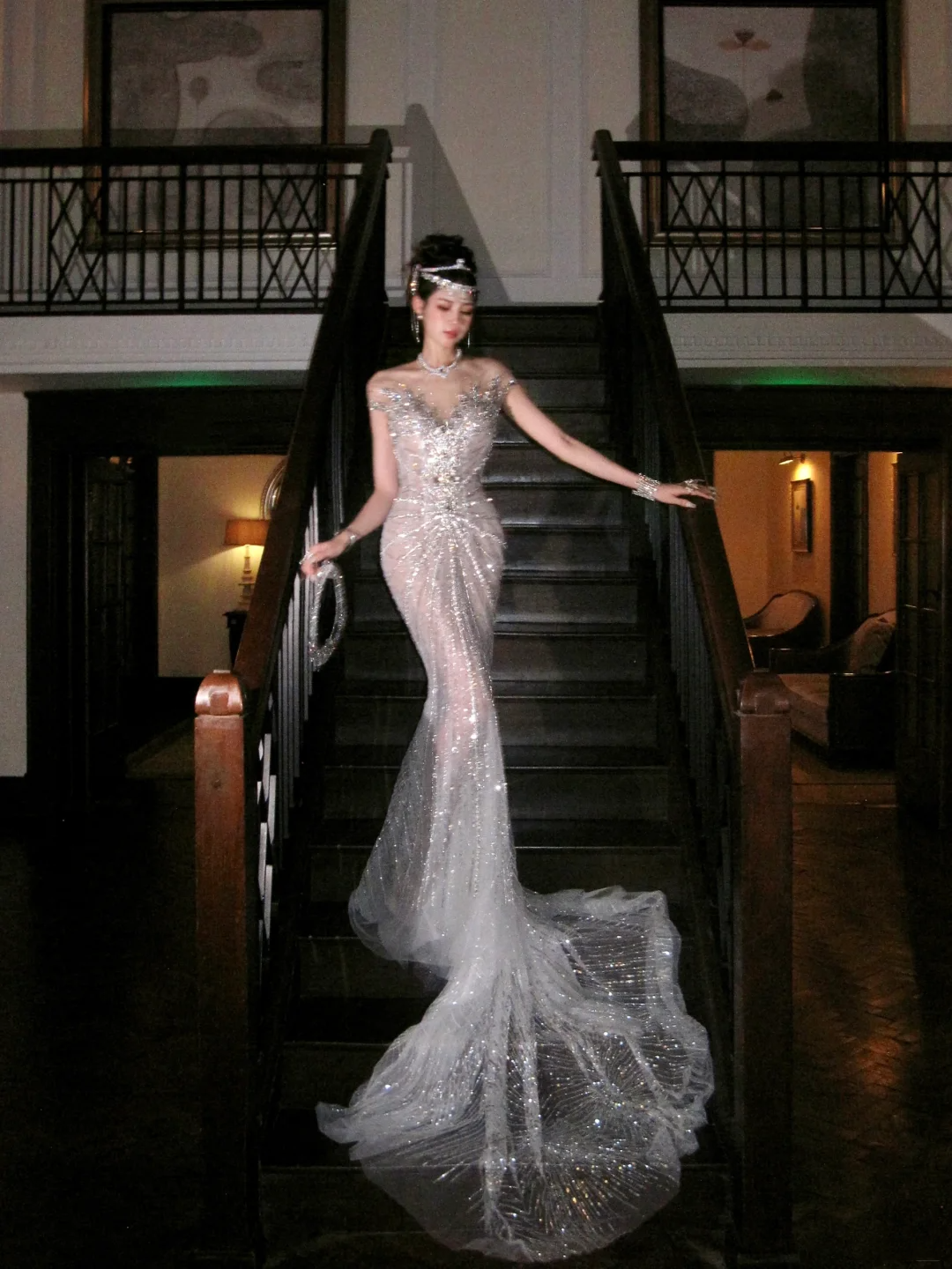 Robe de mariée sirène luxueuse à col rond ornée de perles, cristaux et sequins argentés, coupe ajustée, référence N075