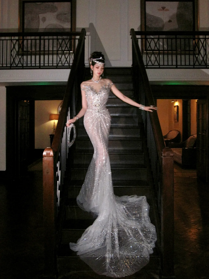 Robe de mariée sirène luxueuse à col rond ornée de perles, cristaux et sequins argentés, coupe ajustée, référence N075