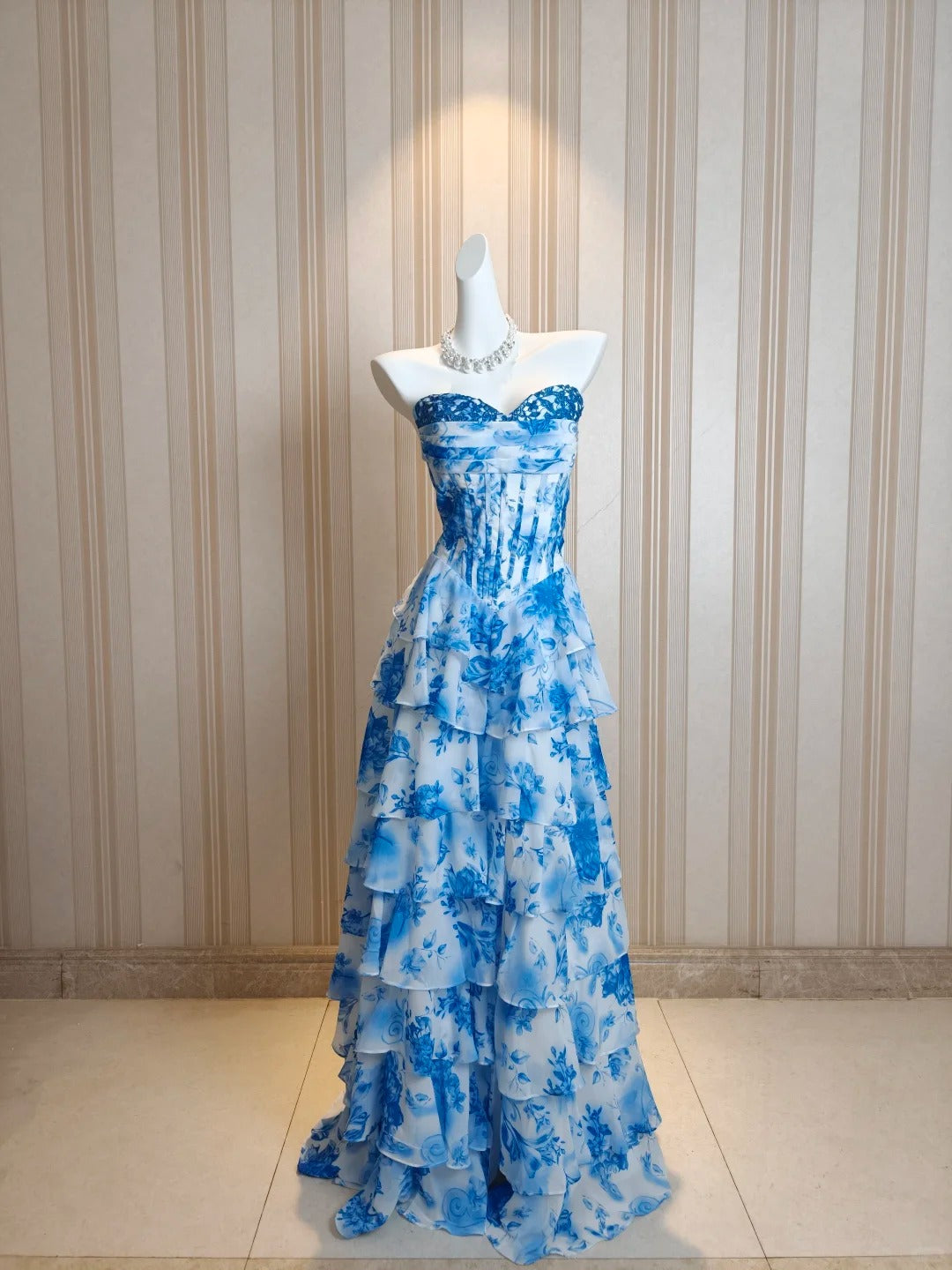Bescheidenes A-Linien-Sweetheart-Kleid aus blauem Chiffon mit Blumenmuster, Rüschen und Stufenlagen, Abendkleid, Ausgehkleid, Ballkleid N4482