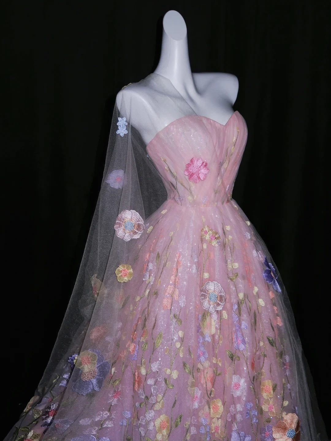 Niedliches, trägerloses, ärmelloses, langes Ballkleid aus rosa Tüll mit Blumenmuster – perfekt für Quinceañera, Sweet 15 oder 16 Geburtstage (N1085)