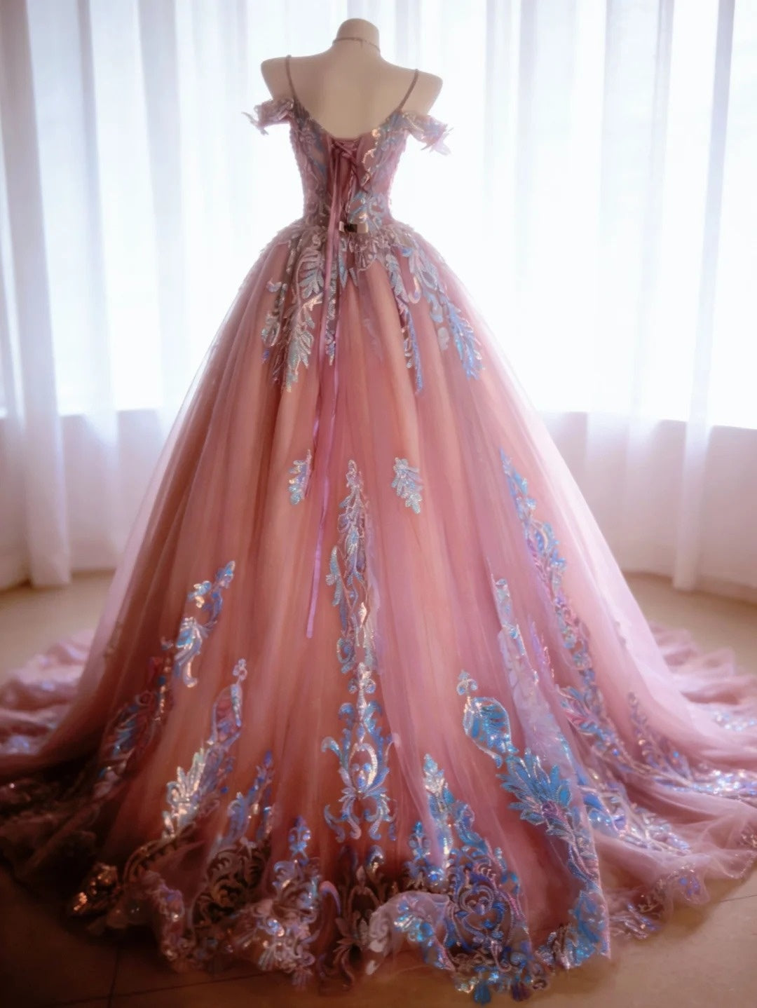 Mignonne Robe de Bal Bretelles Fines en Satin Rose avec Appliques Robes de Soirée Longues Robes de Bal de Promo N3039