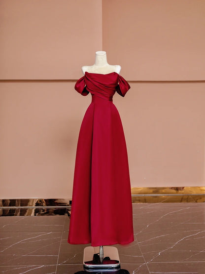 Magnifique robe de soirée longue en satin bordeaux, coupe trapèze, épaules dénudées et manches courtes, référence N722
