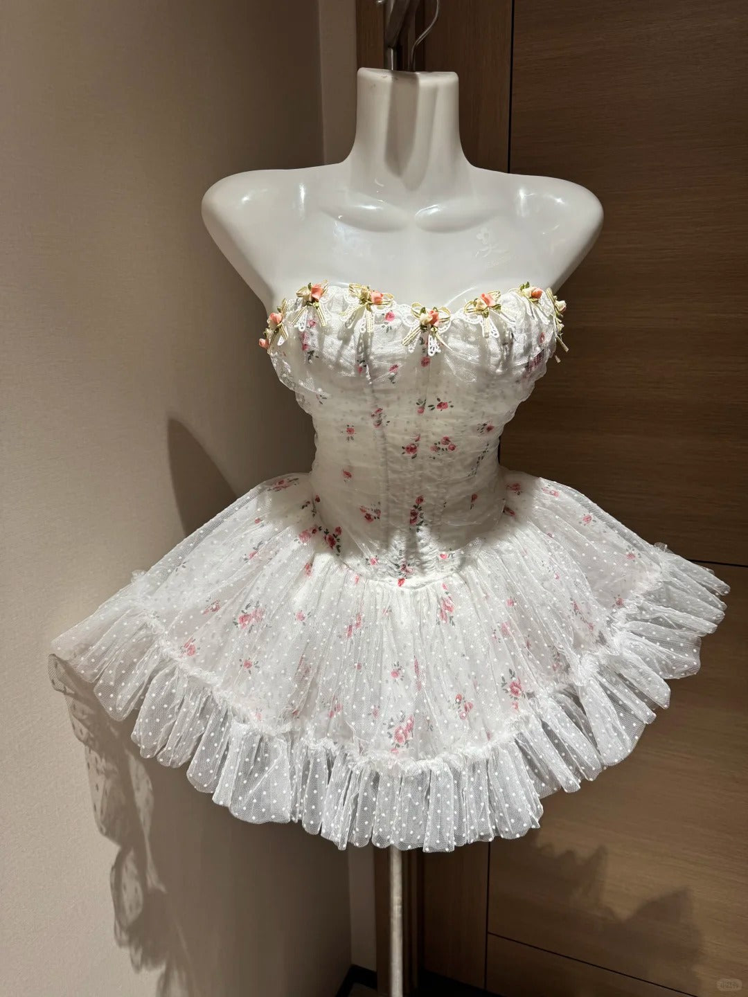 Süßes Ballkleid Trägerlos Weißer Tüll Mit 3D-Blumen Kurze Nacht In Rio Inspo Hoco-Kleid-Ideen Homecoming-Kleider RB4040