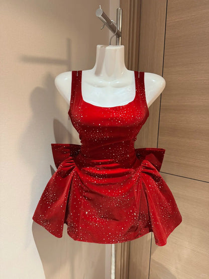 Süße Etui-Kleid Quadratischer Ausschnitt Roter Samt Kurz Night In Rio Inspo Hoco Kleid Ideen Homecoming Kleider RB4036