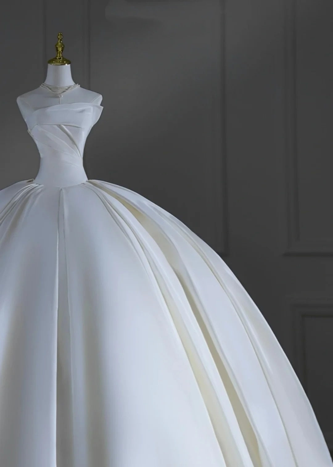 Zeitloses Brautkleid, Ballkleid, trägerlos, Satin, plissiert, mit Hofschleppe, figurbetont, langes Brautkleid AB2528