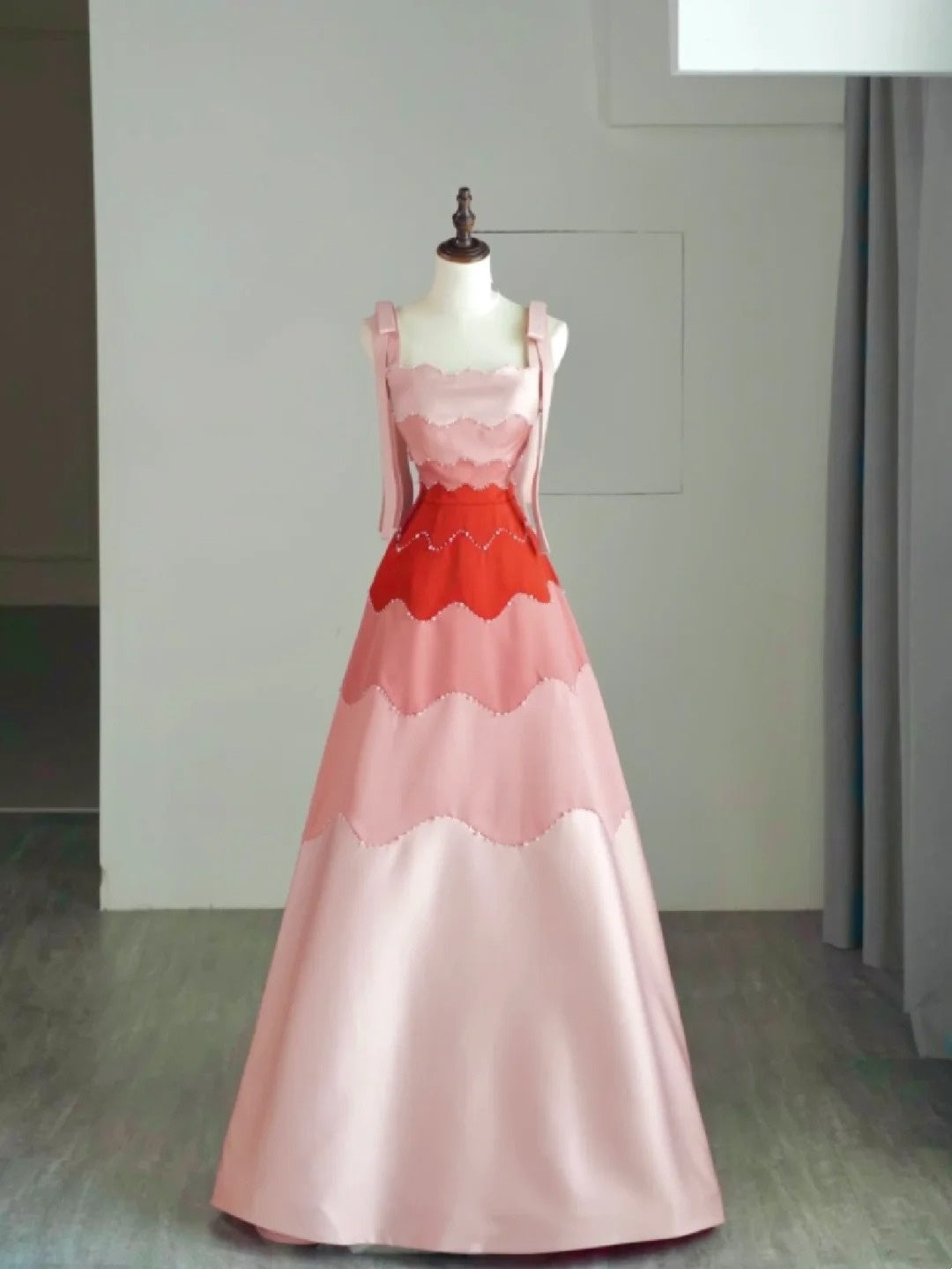 Langes, trägerloses Ballkleid aus rosa Satin – modisches und ästhetisches Kleid für Schulabschlussfeiern und Partys (Modell N681)