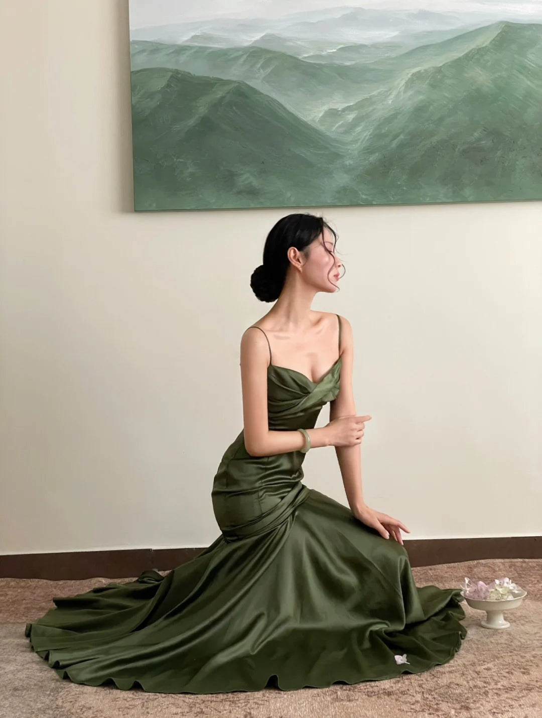 Robe de soirée longue sirène moulante en satin vert avec bretelles fines et plissée, N2820