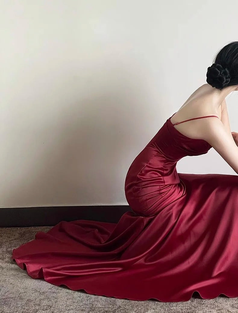 Romantisches Meerjungfrauen-Spaghettiträger-Kleid aus burgunderrotem Satin mit Plisseefalten, langes Ballkleid N2821