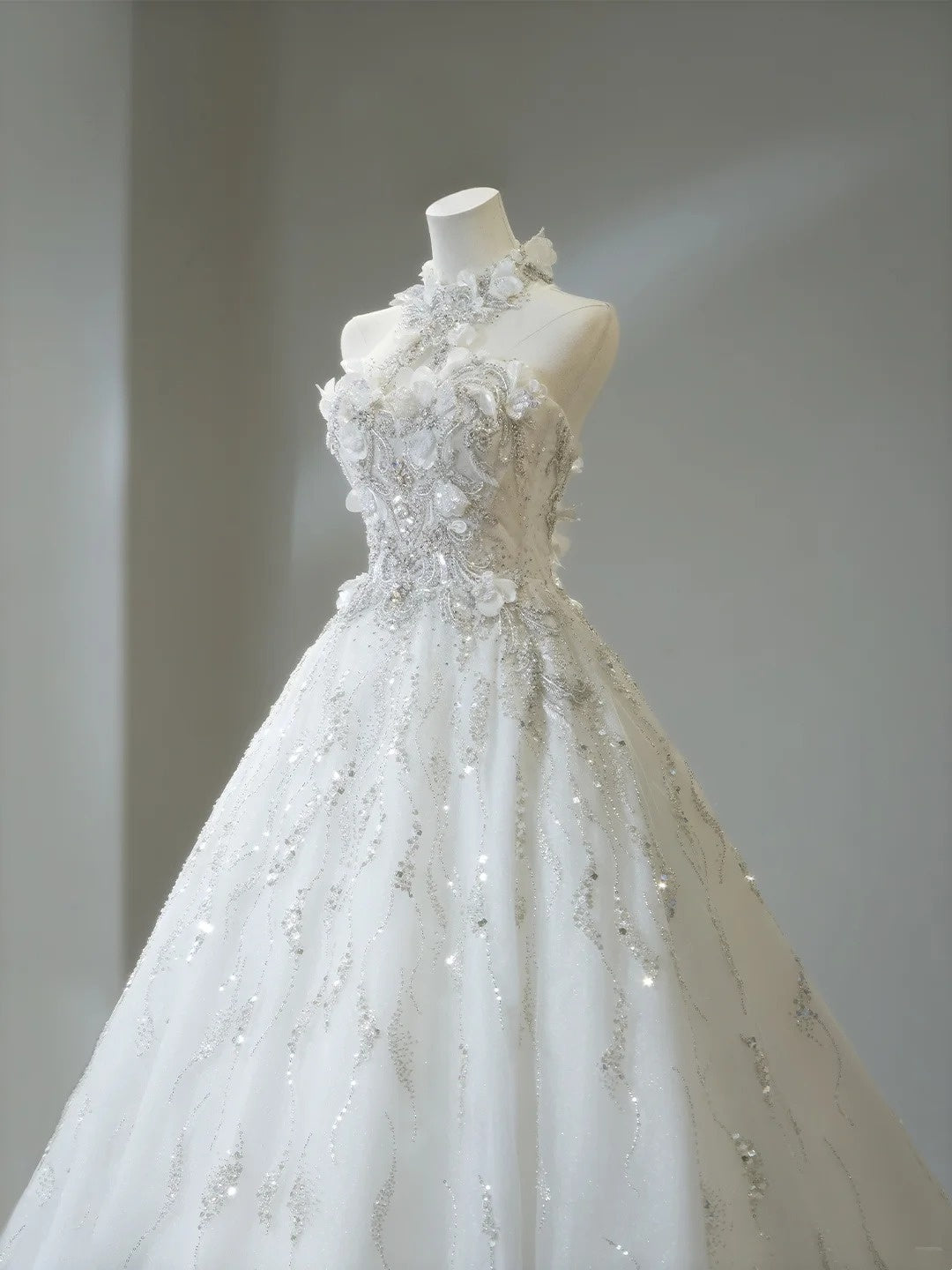 Robe de mariée classique à col montant, ornée de cristaux et de sequins blancs, idéale pour l'été (N276)