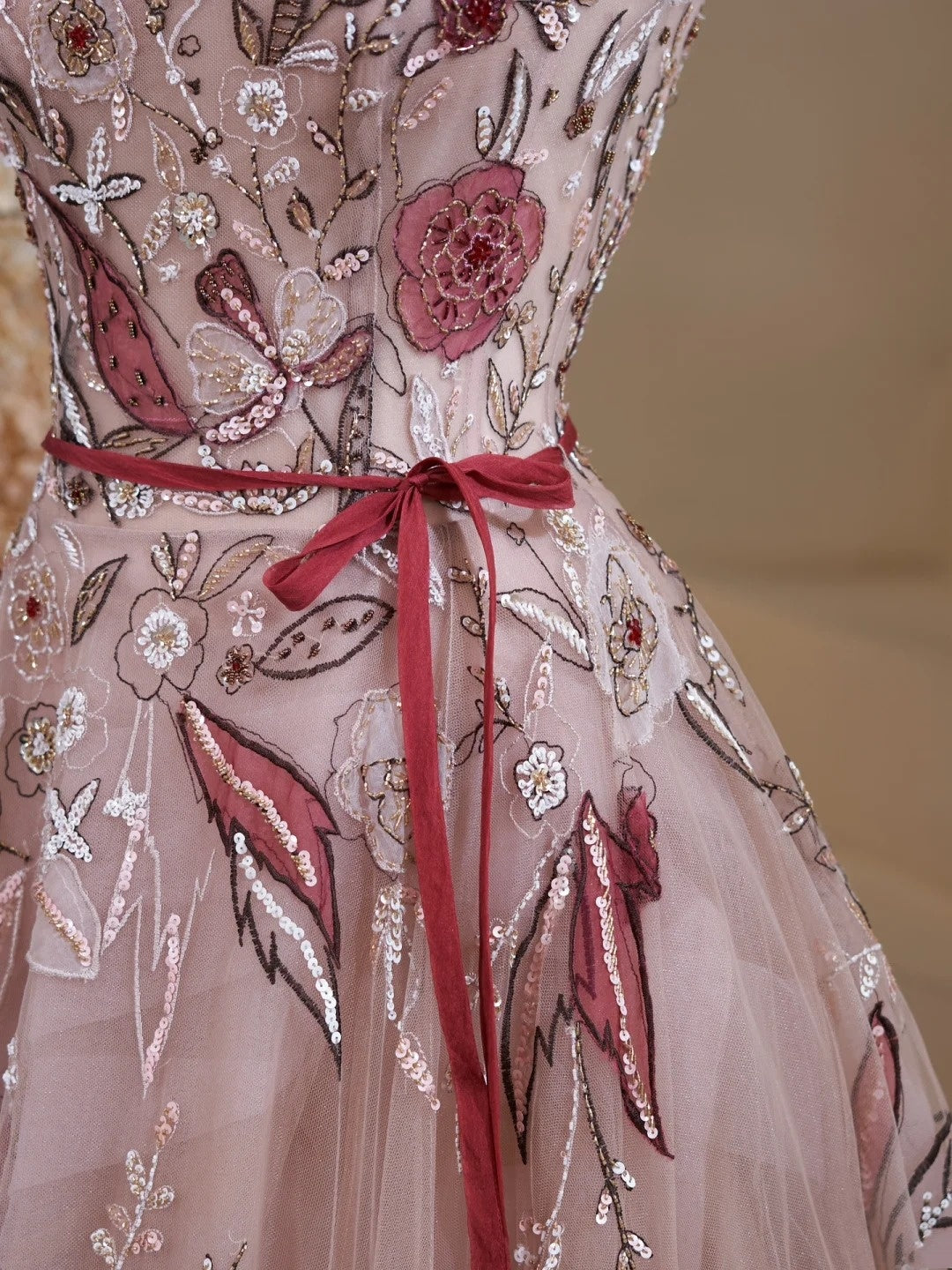 Niedliches, trägerloses Ballkleid aus floralem Tüll und Spitze – langes Abendkleid für den 19. Geburtstag – Outfit N237