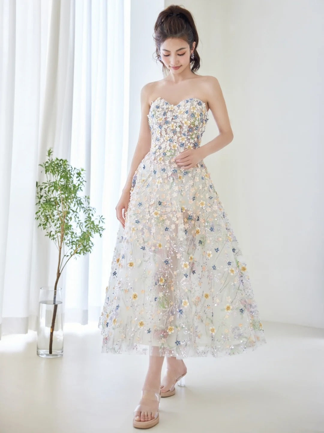 Robe de bal ravissante en tulle fleuri, décolleté cœur, longueur thé, inspiration tenue de soirée N303