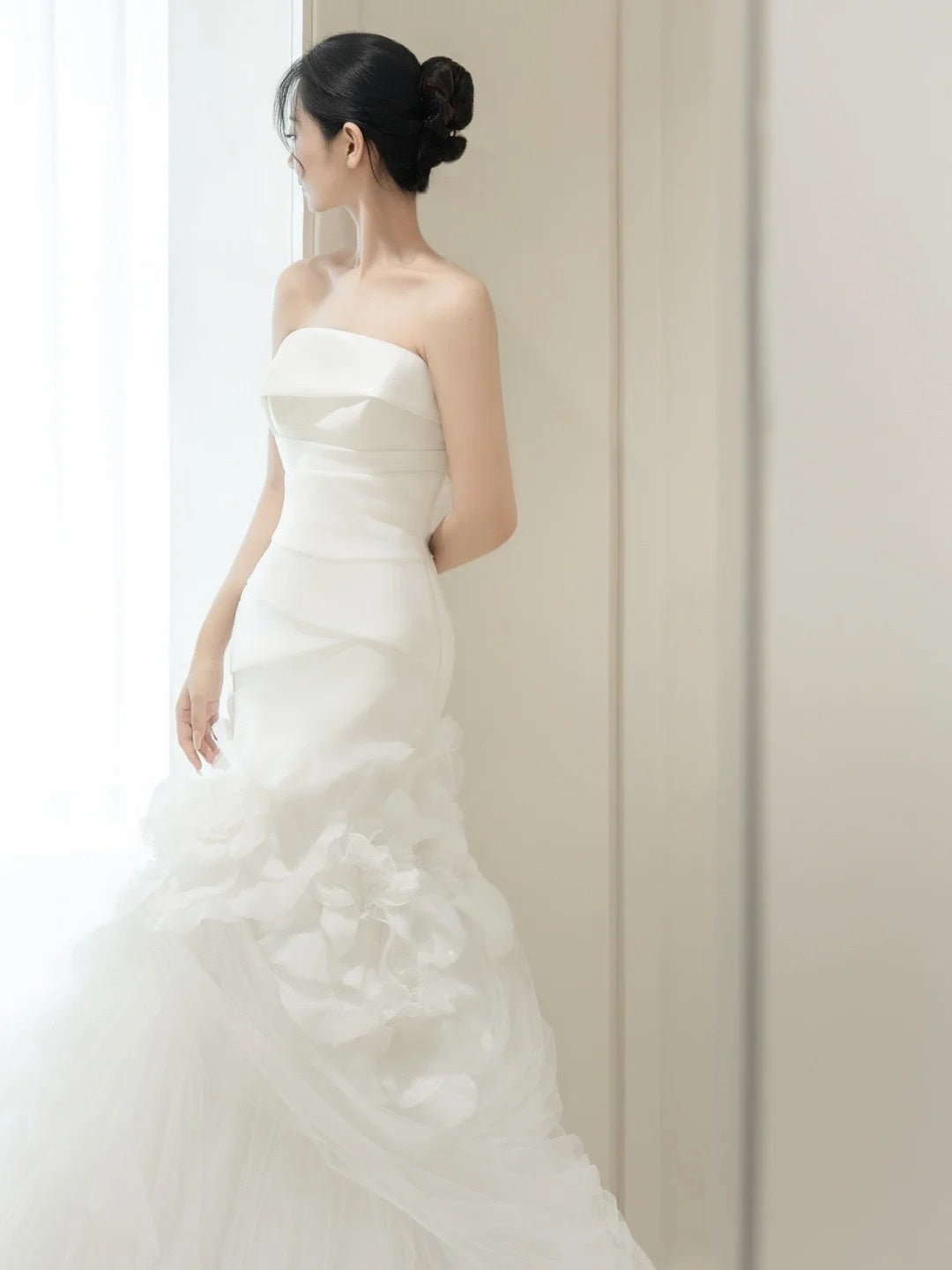 Schlichtes Brautkleid im Meerjungfrauenstil, trägerlos, weiß, ärmellos, plissiert, figurbetont, N229
