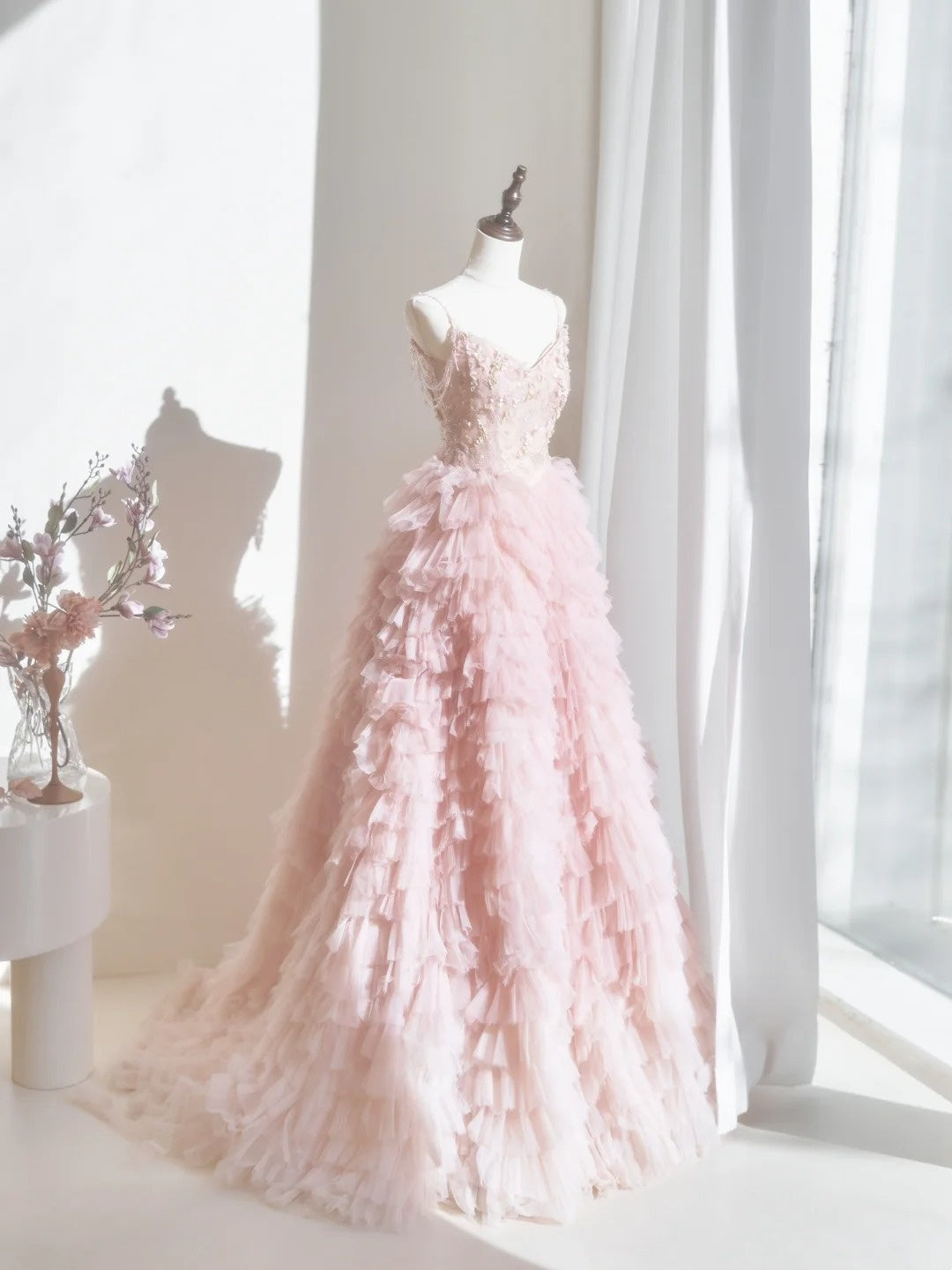 Niedliches Ballkleid mit Spaghettiträgern, zartrosa Tüll, langes Abendkleid, Inspiration für formelle Partykleider, Ballkleid N235