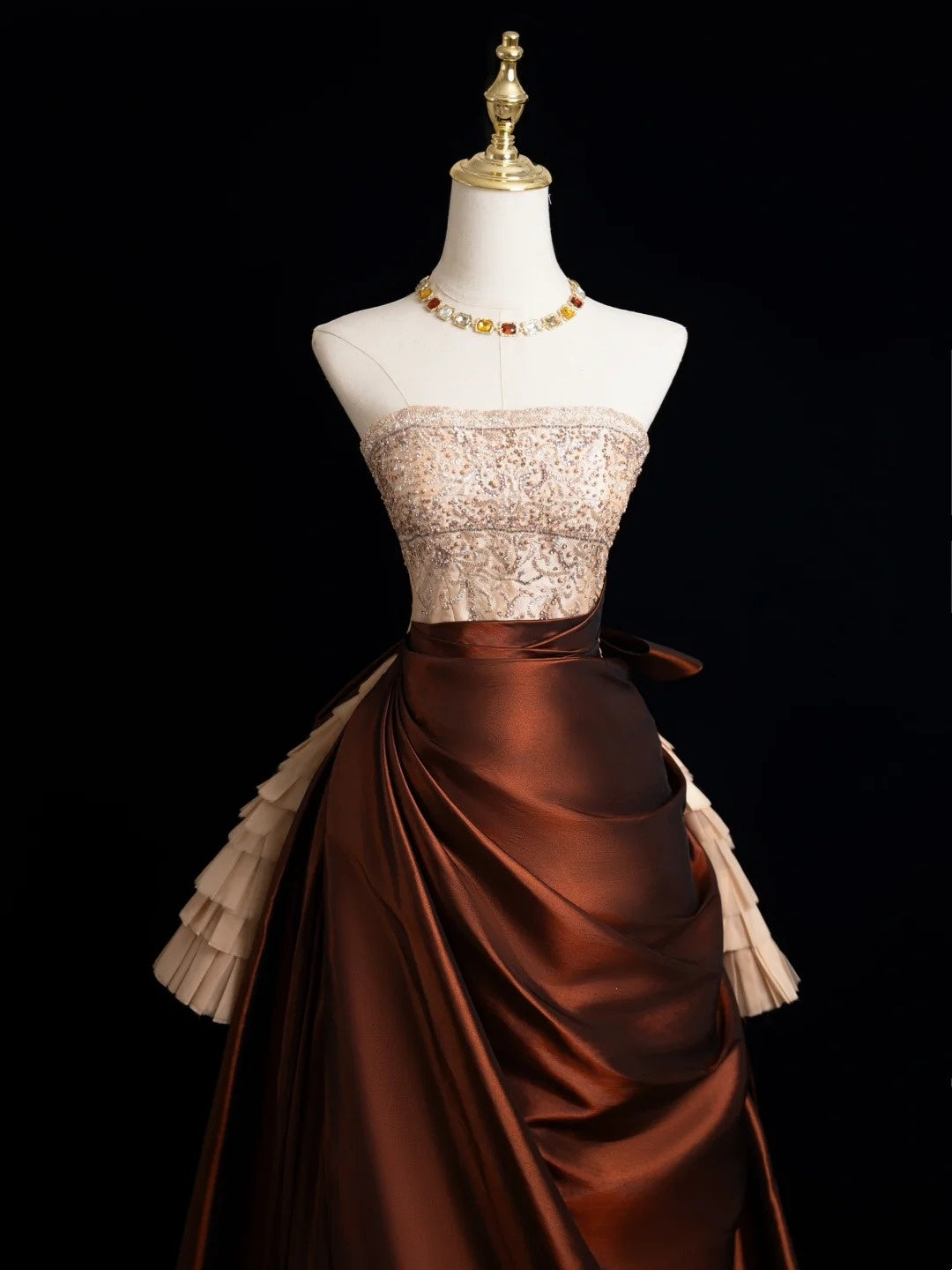Elegantes, trägerloses Ballkleid mit champagnerfarbenem, perlenbesetztem Oberteil und braunem Rock – langes Abendkleid für formelle Anlässe (N272)