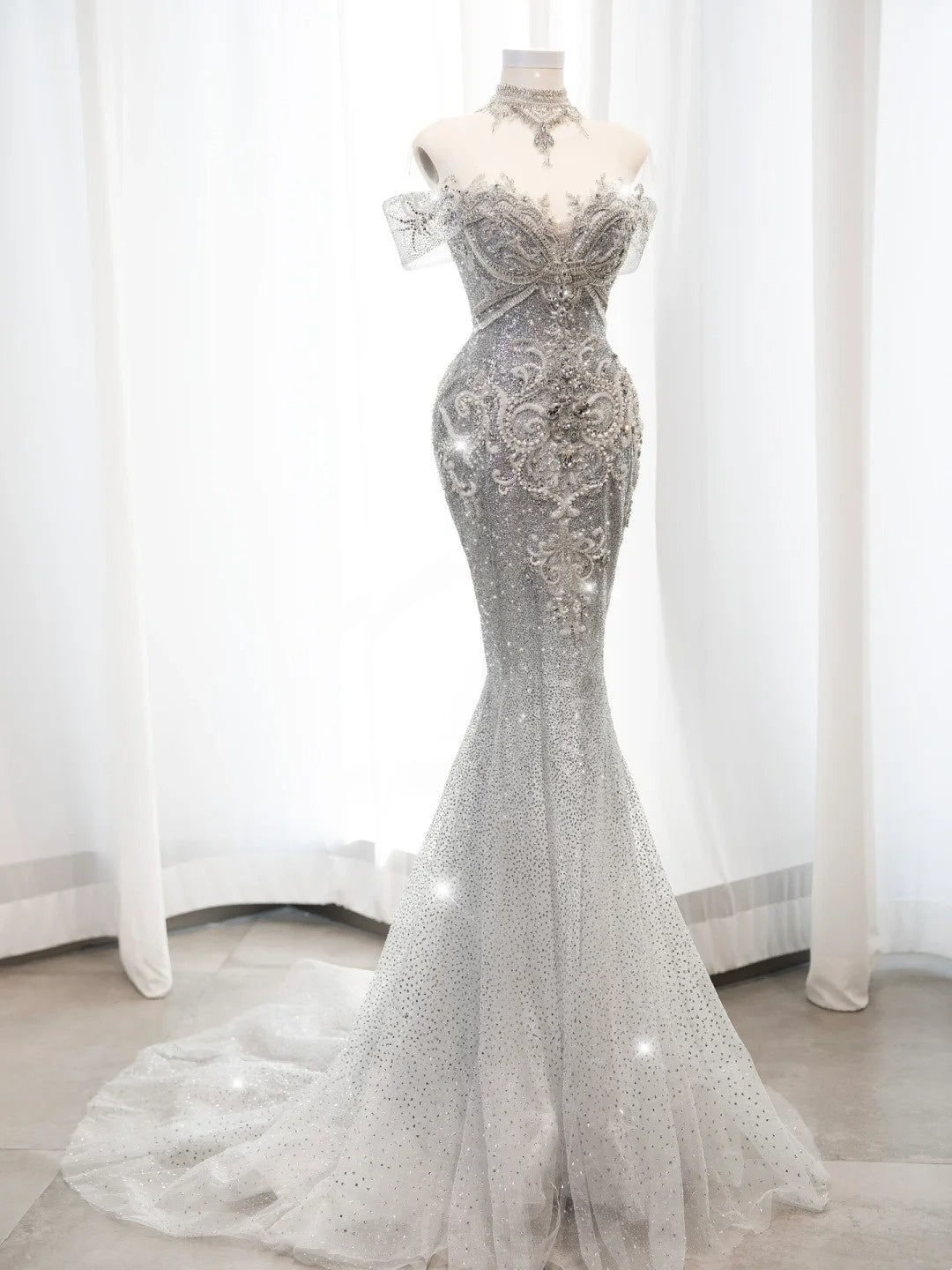 Robe de mariée sirène style conte de fées, épaules dénudées, sequins blancs et corsage perlé, coupe ajustée, référence N673