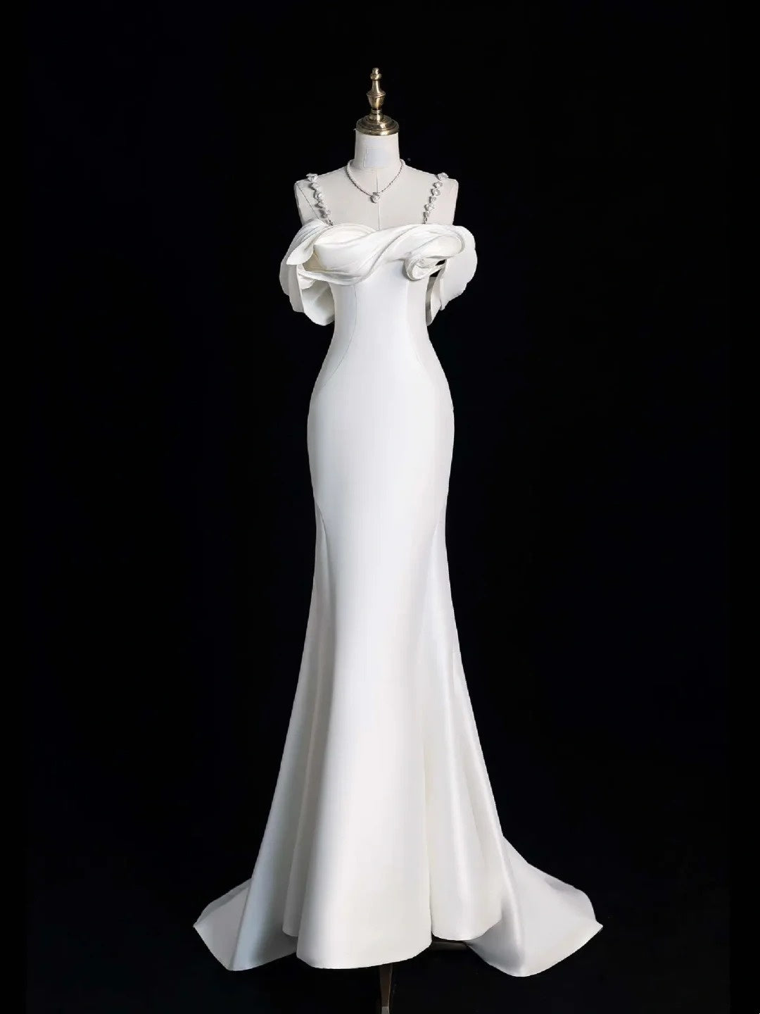 Robe de mariée sirène modeste en satin blanc, décolleté en cœur, bretelles et manches longues, style féerique, idéale pour un mariage d'automne (N514)