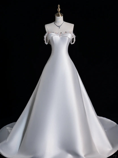 Robe de mariée féerique, style bal, bustier cœur en satin blanc pailleté avec corsage perlé et traîne, coupe ajustée, référence N649